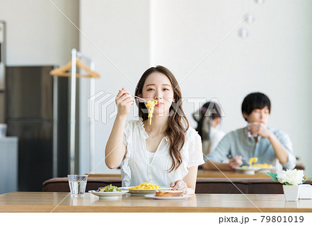 カフェでパスタを食べる女性 79801019