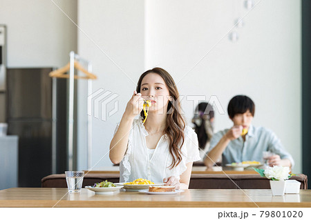 カフェでパスタを食べる女性 79801020