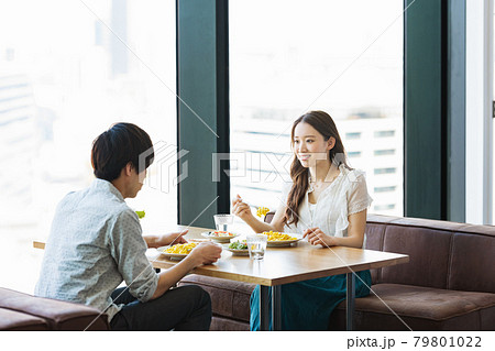 飲食店でランチを食べるカップル 飲食店でランチを食べるカップル 79801022