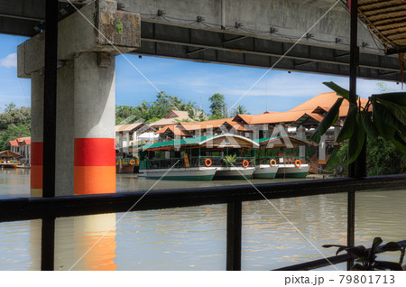 フィリピンのリバークルーズの船の波止場 フィリピンのリバークルーズの船の波止場 79801713