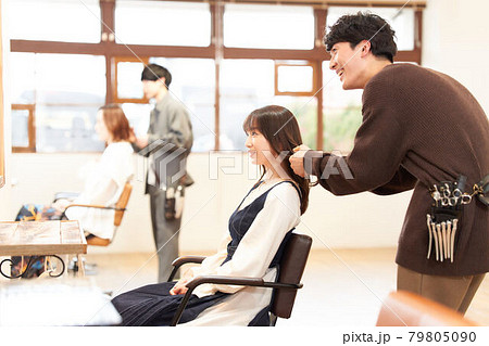 美容室にてヘアスタイリストと会話する女性客 美容室にてヘアスタイリストと会話する女性客 79805090