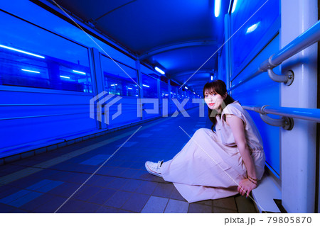 始発電車で帰ろうと駅が開くのを待ってる夜遊び女子 79805870