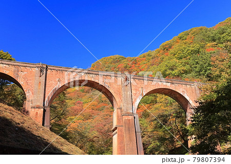 【群馬県】快晴下の碓氷峠めがね橋と紅葉 【群馬県】快晴下の碓氷峠めがね橋と紅葉 79807394