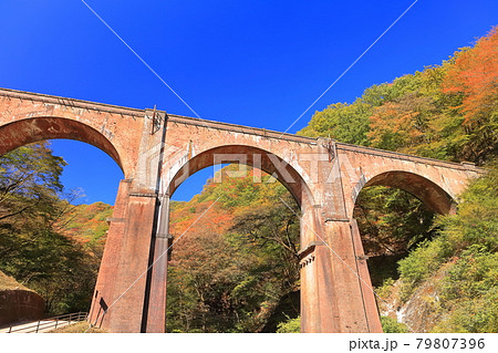 【群馬県】快晴下の碓氷峠めがね橋と紅葉 【群馬県】快晴下の碓氷峠めがね橋と紅葉 79807396
