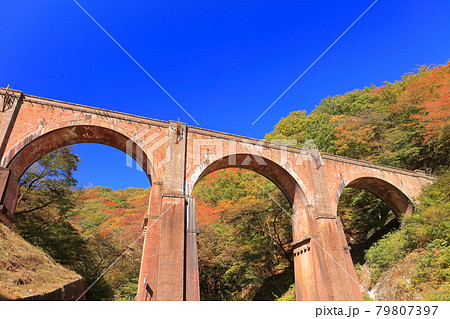 【群馬県】快晴下の碓氷峠めがね橋と紅葉 79807397