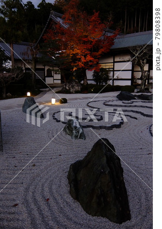 京都・圓光寺の枯山水庭園とライトアップされた紅葉 79808398