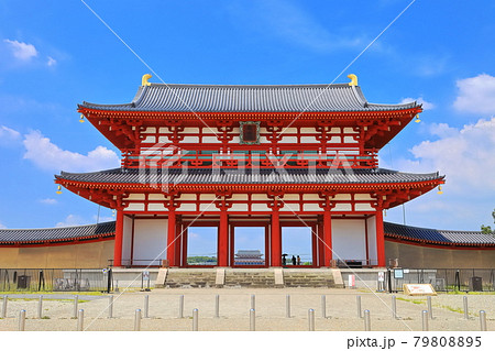 【奈良県】晴天下の平城京　朱雀門 79808895