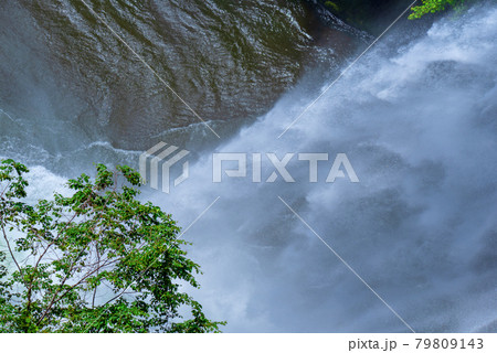 ダム放水　涼しさイメージ　霧積ダム　初夏の風景　　　　　　 79809143