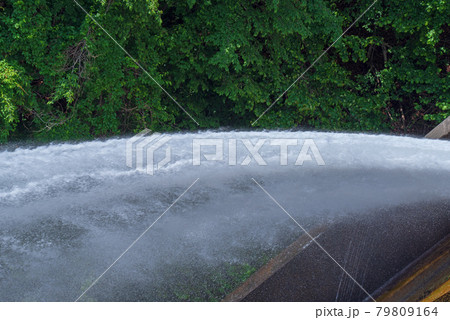 ダム放水　涼しさイメージ　霧積ダム　初夏の風景　　　　　　 79809164