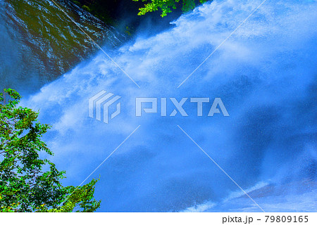 ダム放水　涼しさイメージ　霧積ダム　初夏の風景　　　　　　 79809165