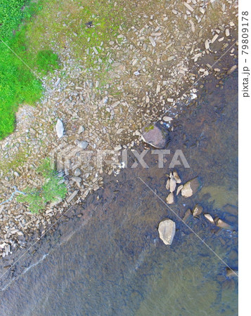 湖岸の風景〜ドローンで空撮（猪苗代湖･西岸／福島県会津若松市湊町大字赤井字屋敷） 79809178