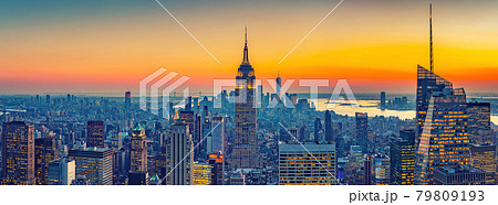 Aerial view of Manhattan at sunset 79809193