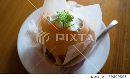 正面から撮ったもものケーキ 正面から撮ったもものケーキ 79809363
