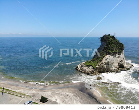 海岸にある小島、空撮した岩礁、ドローン撮影された夫婦岩、千葉県富浦いすみ市の雀島 海岸にある小島、空撮した岩礁、ドローン撮影された夫婦岩、千葉県富浦いすみ市の雀島 79809413