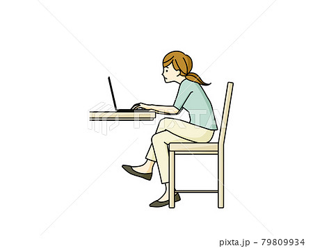 脚を組んでノートパソコンを使っている猫背の女性 79809934