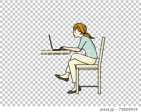 脚を組んでノートパソコンを使っている猫背の女性 79809934
