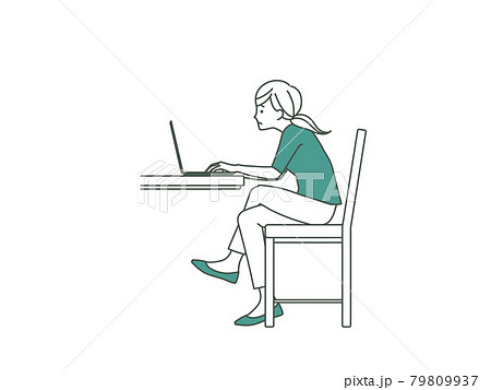 脚を組んでノートパソコンを使っている猫背の女性-2色 79809937