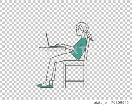 仙骨座りでノートパソコンを使っている女性-2色 79809945
