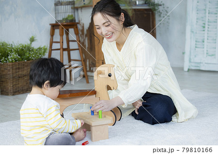 おもちゃで遊ぶ赤ちゃん おもちゃで遊ぶ赤ちゃん 79810166
