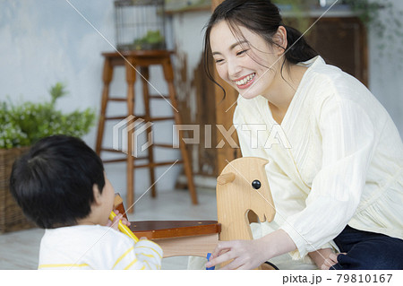 おもちゃで遊ぶ赤ちゃん おもちゃで遊ぶ赤ちゃん 79810167