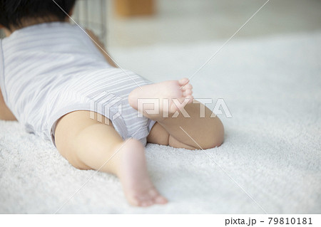 おもちゃで遊ぶ赤ちゃん おもちゃで遊ぶ赤ちゃん 79810181