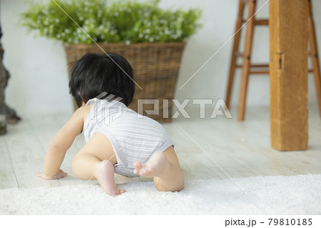 おもちゃで遊ぶ赤ちゃん 79810185