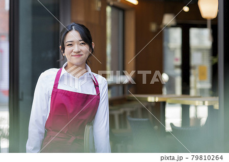 飲食店で働く若い女性 79810264