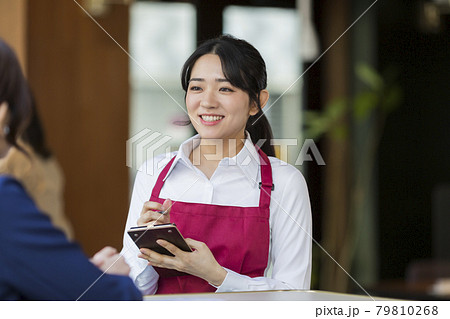 飲食店で働く若い女性 79810268