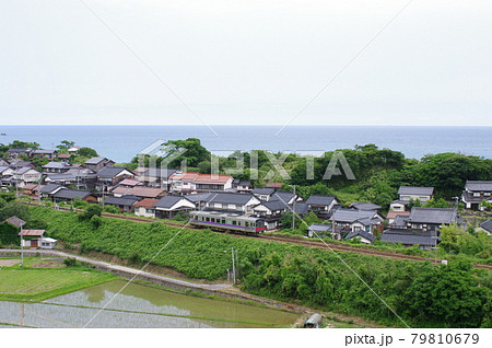 山陰本線　日本海沿いを行く普通列車（キハ121） 79810679
