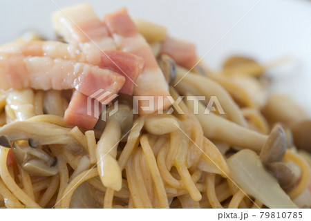 和風の全粒粉パスタのアップ 79810785