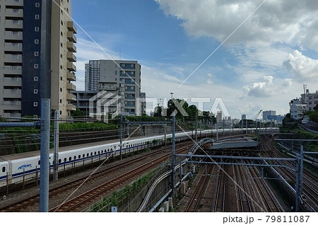 東海道新幹線。在来線平行走行。下り分岐。上り合流。N700系のカーブライン。令3年7月北品川跨線橋付 79811087
