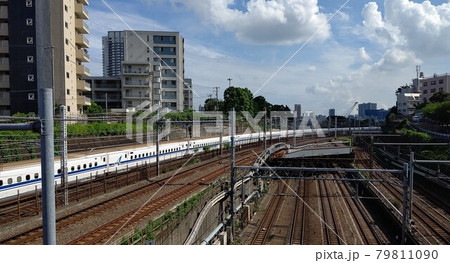 東海道新幹線。在来線平行走行。下り分岐。上り合流。N700系のカーブライン。令3年7月北品川跨線橋付 79811090