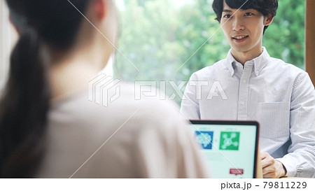 向かい合って会話する男女 向かい合って会話する男女 79811229