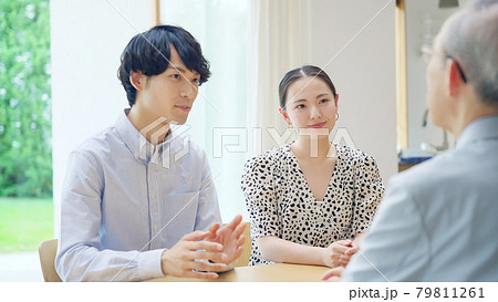 シニア男性と話す男女 79811261