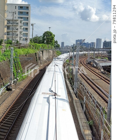東海道新幹線。在来線平行走行。下り分岐。上り合流。N700系のカーブライン。令3年7月北品川跨線橋付 79811294