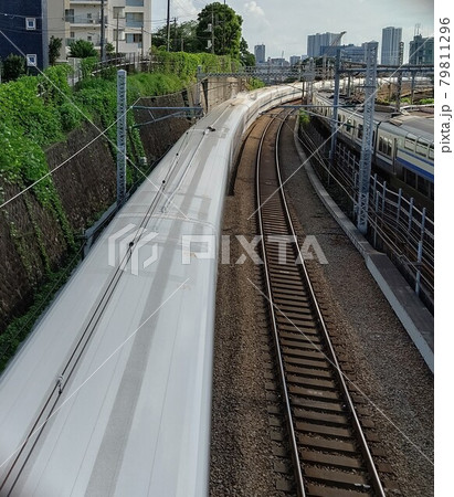 東海道新幹線。在来線平行走行。下り分岐。上り合流。N700系のカーブライン。令3年7月北品川跨線橋付 79811296