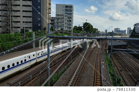 東海道新幹線。在来線平行走行。下り分岐。上り合流。N700系のカーブライン。令3年7月北品川跨線橋付 79811330