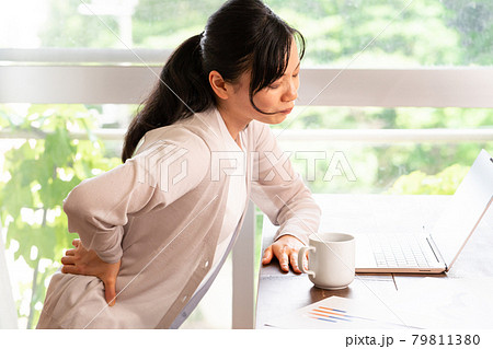 腰が痛い女性 腰が痛い女性 79811380