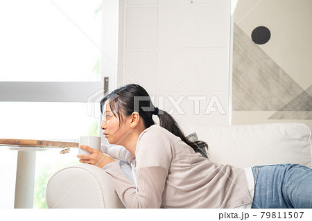 コーヒーを飲んで休憩する女性 79811507