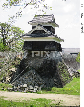 平成28年熊本地震から1年後、石垣が崩れギリギリで踏ん張る熊本城の戌亥櫓 平成28年熊本地震から1年後、石垣が崩れギリギリで踏ん張る熊本城の戌亥櫓 79811614