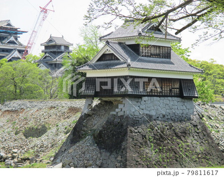 平成28年熊本地震から1年後、石垣が崩れギリギリで踏ん張る熊本城の戌亥櫓 平成28年熊本地震から1年後、石垣が崩れギリギリで踏ん張る熊本城の戌亥櫓 79811617