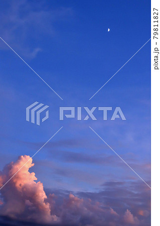 夕陽に照らされるオレンジ色の夏の雲が美しい夕空 夕陽に照らされるオレンジ色の夏の雲が美しい夕空 79811827