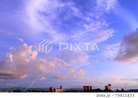 夏の雲が夕日に輝く青空と雲の夕焼け空 79811833