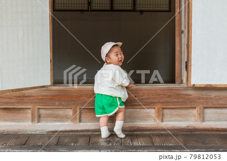 縁側 子供 児童 79812053