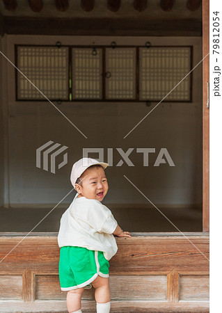 縁側 子供 児童 79812054