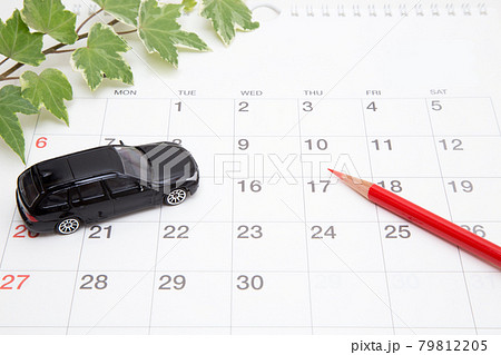 自動車とカレンダー 79812205