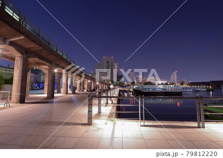 横浜象の鼻パーク観光船乗り場の夜景 79812220