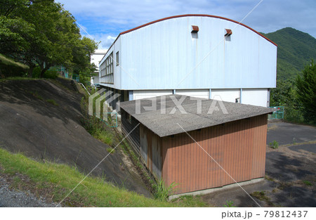 【廃校】旧和気町立山田小学校の体育館・用具置場と校舎　岡山県和気郡和気町 79812437