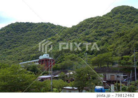 【廃校】旧和気町立山田小学校の山麓に佇む風景　岡山県和気郡和気町 79812462