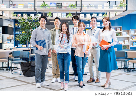 オフィスのスタッフの集合写真 撮影協力:Creadisce(丸善雄松堂株式会社) オフィスのスタッフの集合写真 撮影協力:Creadisce(丸善雄松堂株式会社) 79813032